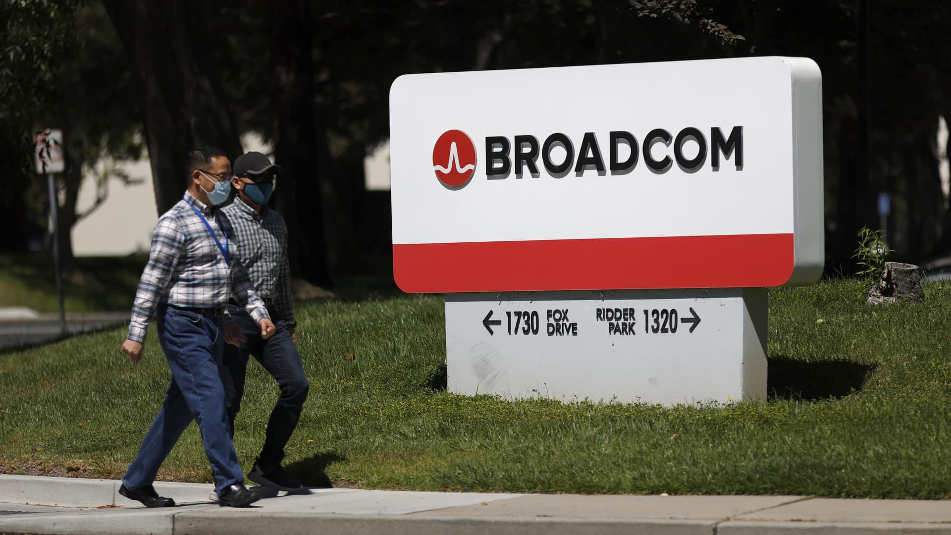 Why Broadcom secure is tumbling then an revenue beat — and how one can play games the dip