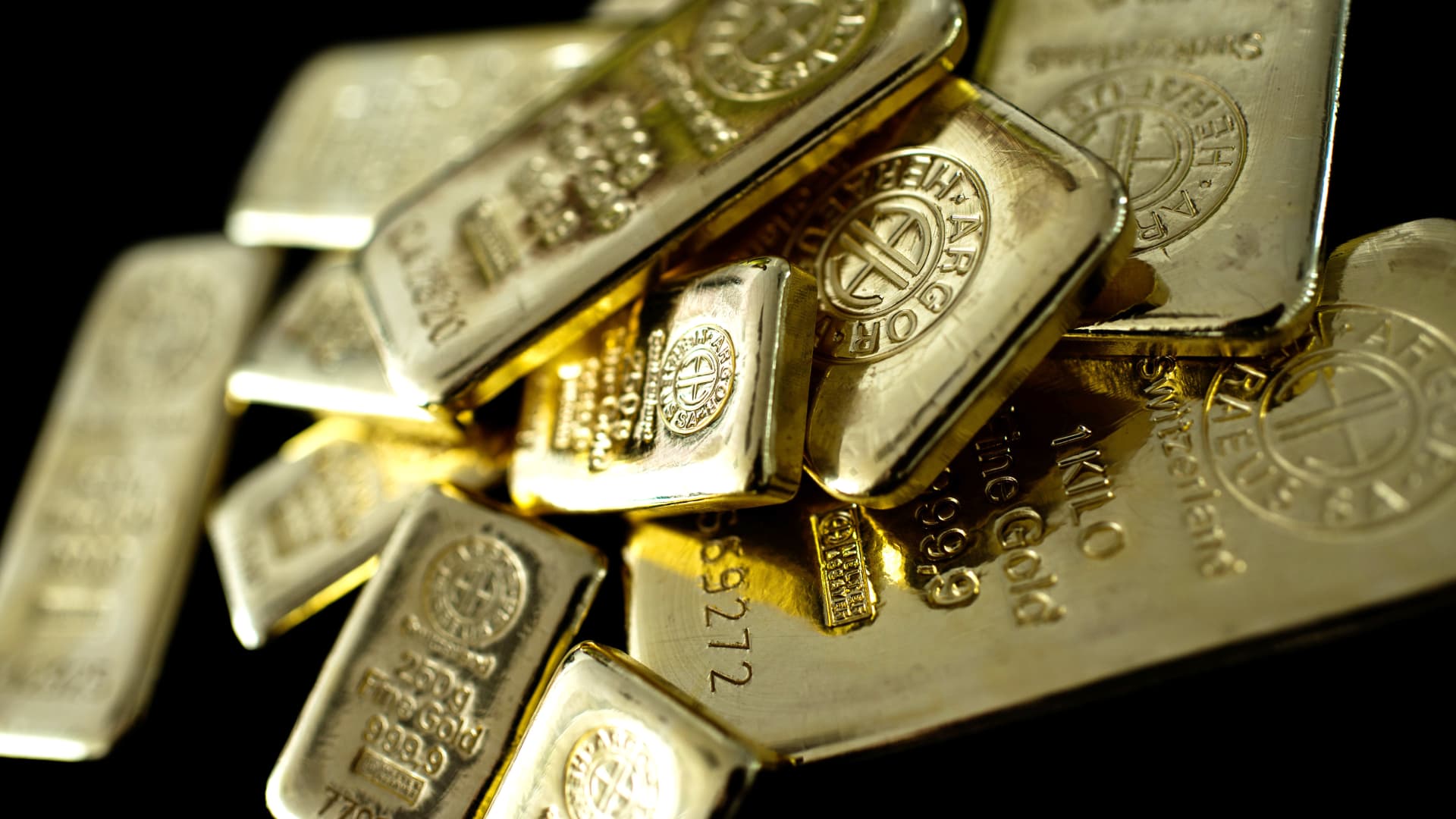 Gold costs flat as traders look forward to unused impetus