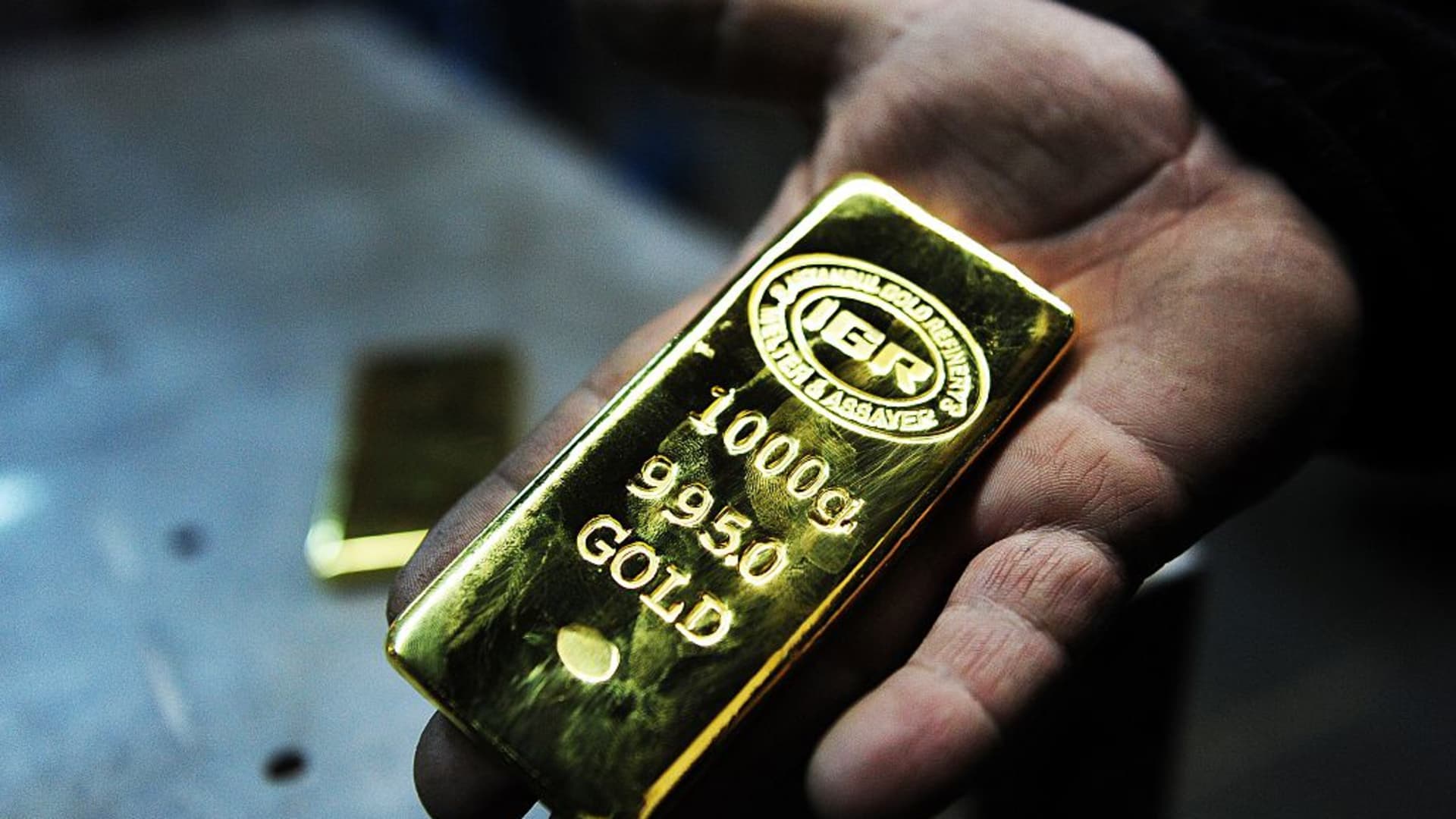 Gold dips on less attackable greenback; consideration on Fed cues