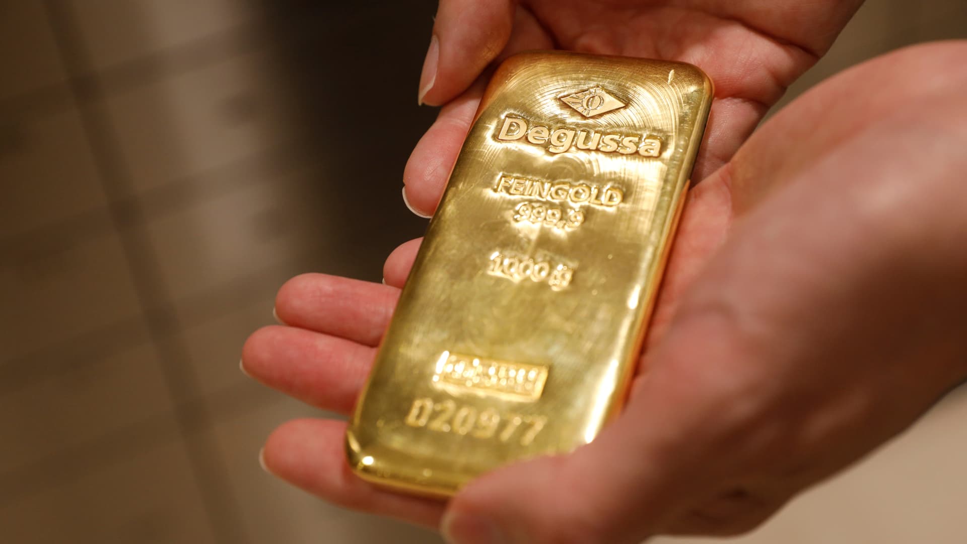 Gold eases as greenback companies; focal point on Fed cues, U.S. information