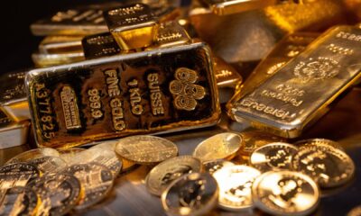 Gold lacks momentum as traders brace for Fed mins