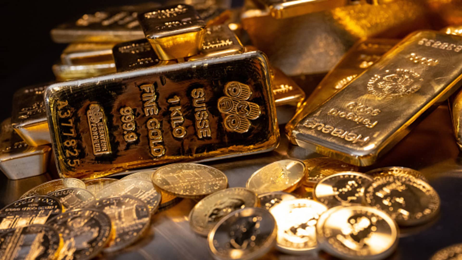 Gold lacks momentum as traders brace for Fed mins