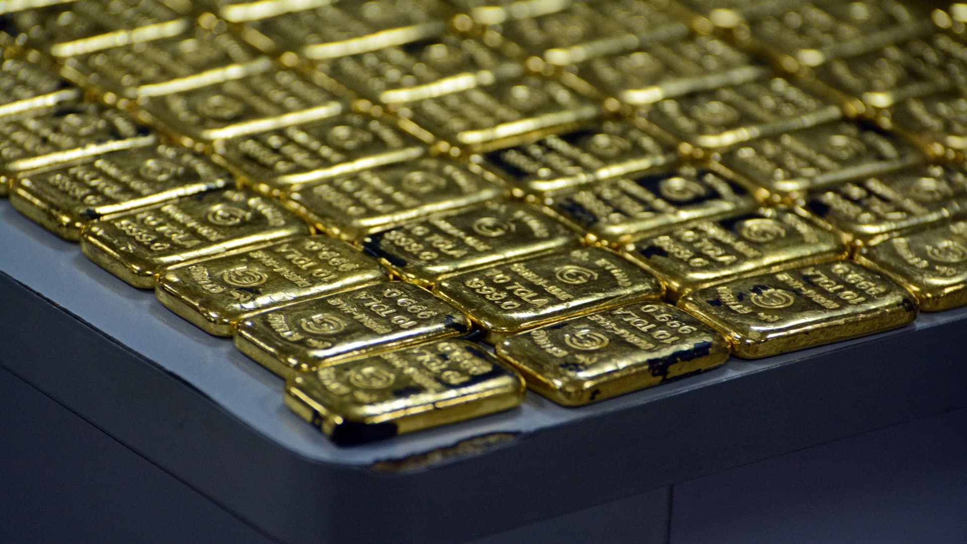 Gold rangebound as buyers brace for key U.S. financial knowledge