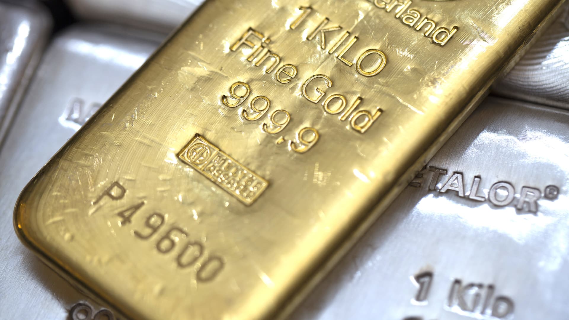 Gold slips as greenback companies; marketplace sights an important U.S. information