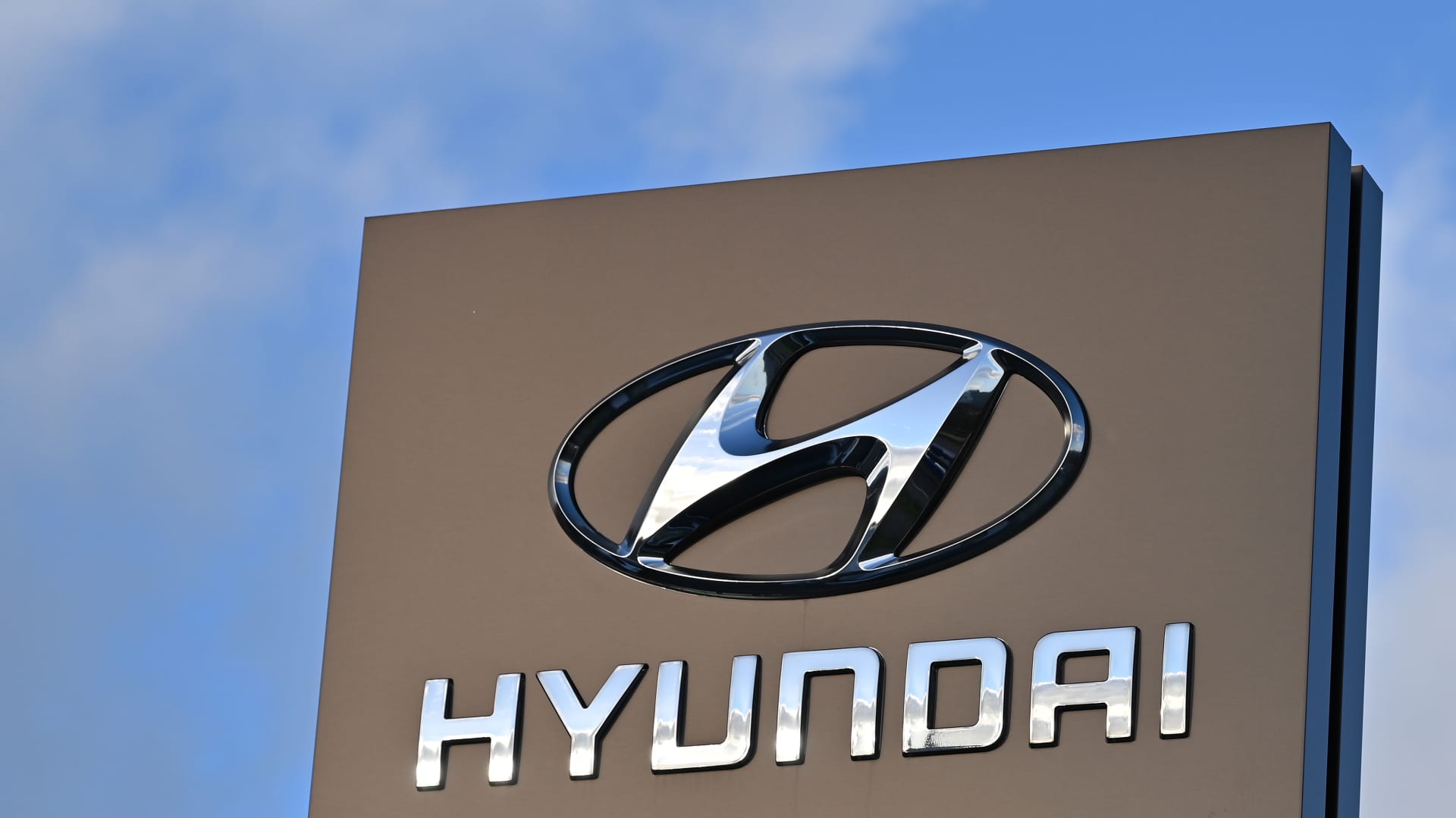 Hyundai Motor's 0.33 quarter benefit misses forecast as call for slows; stocks slide