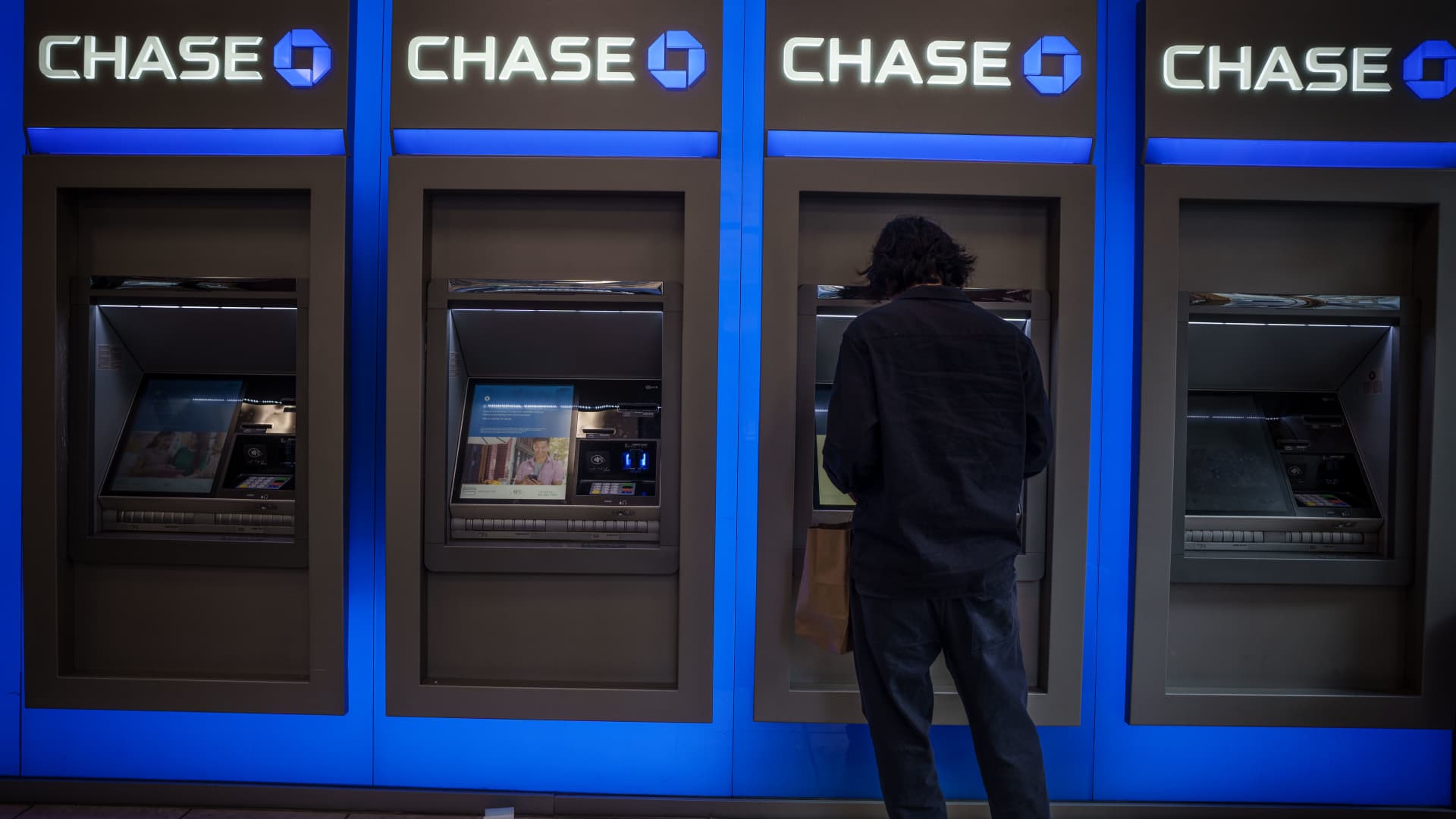 JPMorgan starts suing consumers who allegedly stole 1000's of bucks in 'limitless cash glitch'