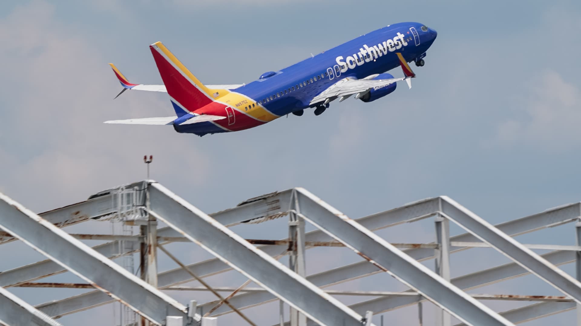 Southwest Airways benefit tops estimates, expects upper income in fourth quarter