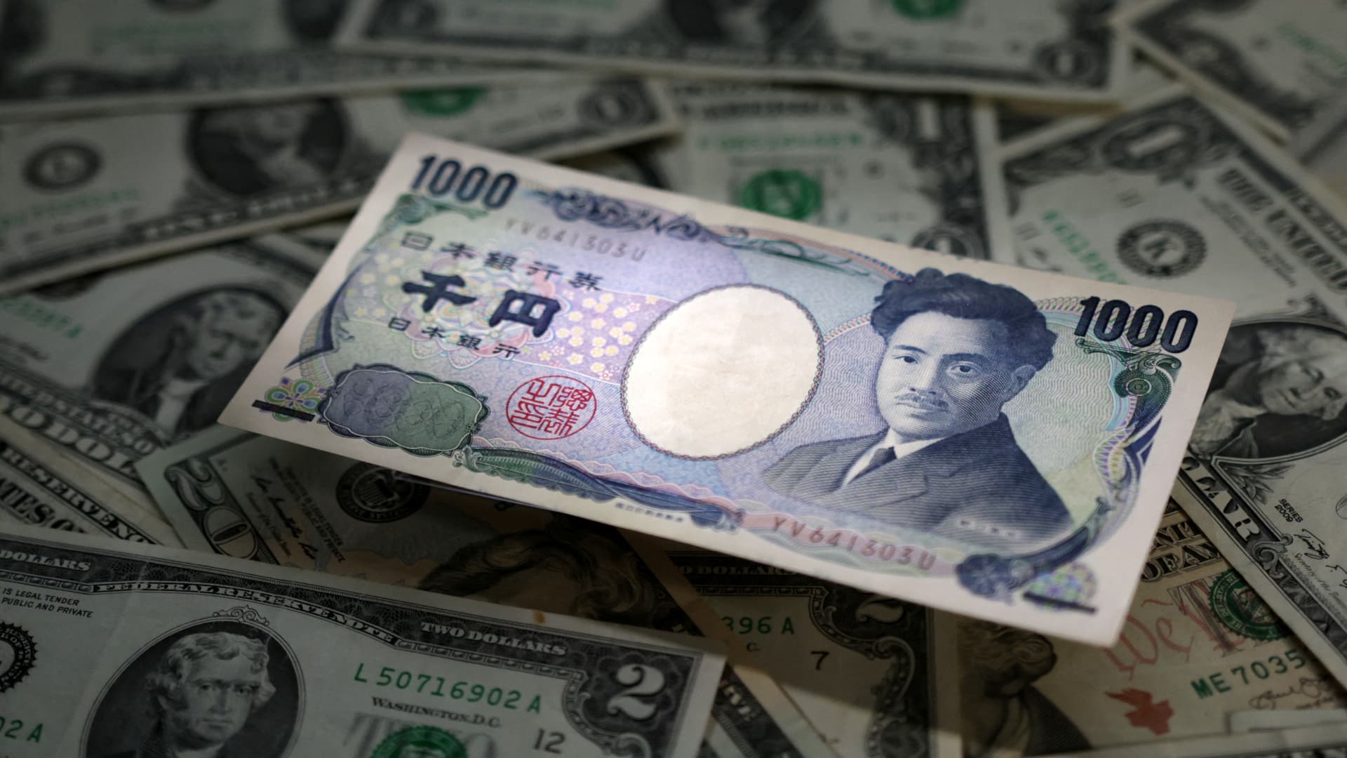 Yen beneath power as BOJ helps to keep charges secure