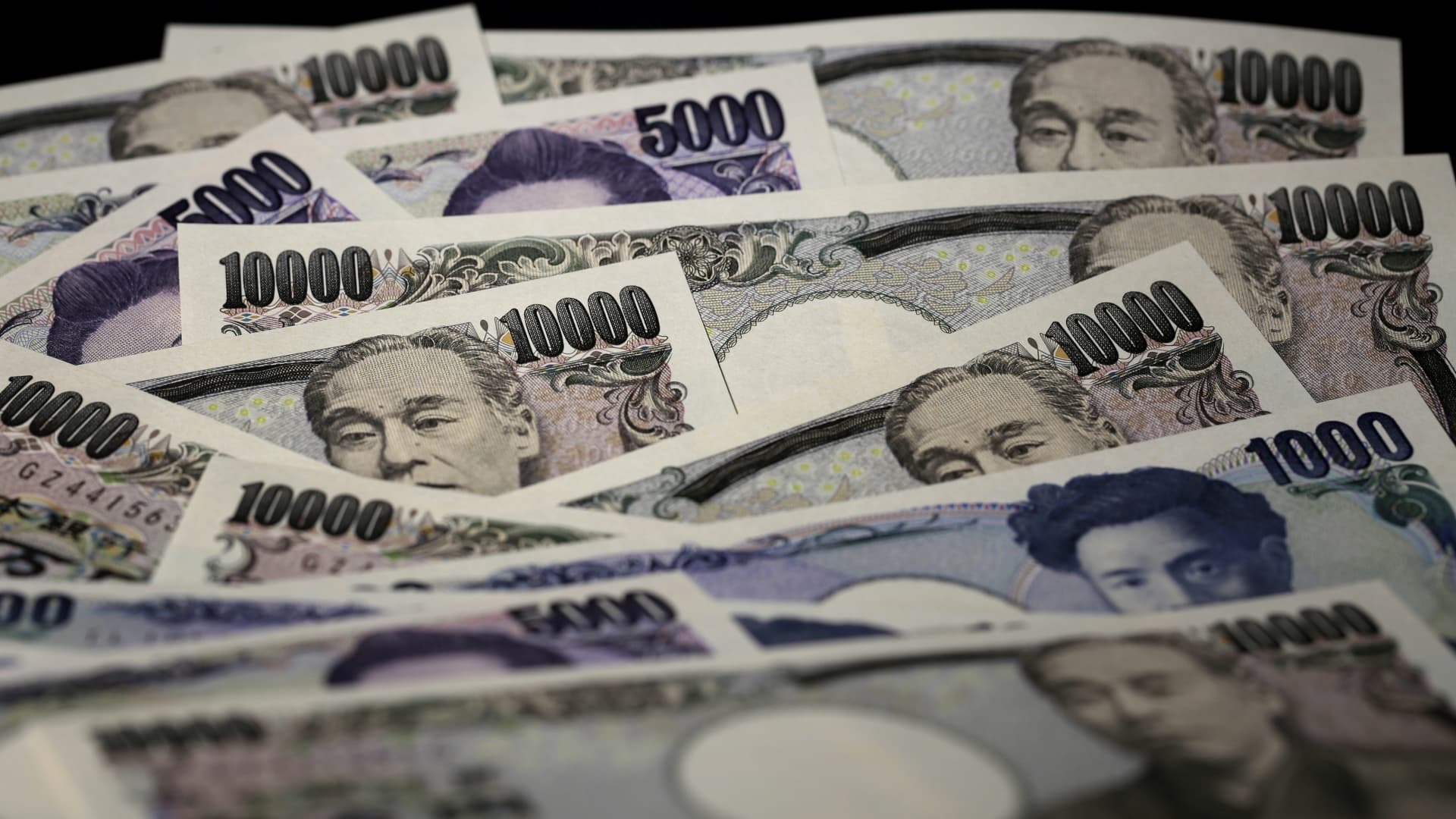 Yen wobbles, susceptible to political reverberations