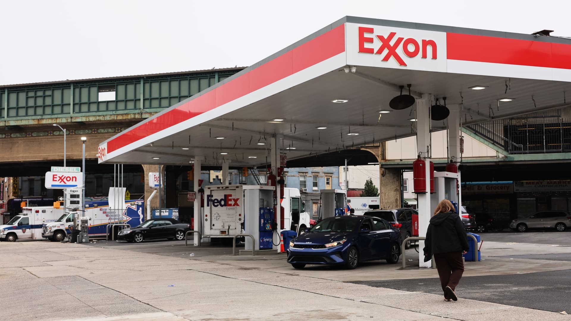 Exxon profits beat, will increase fourth-quarter dividend