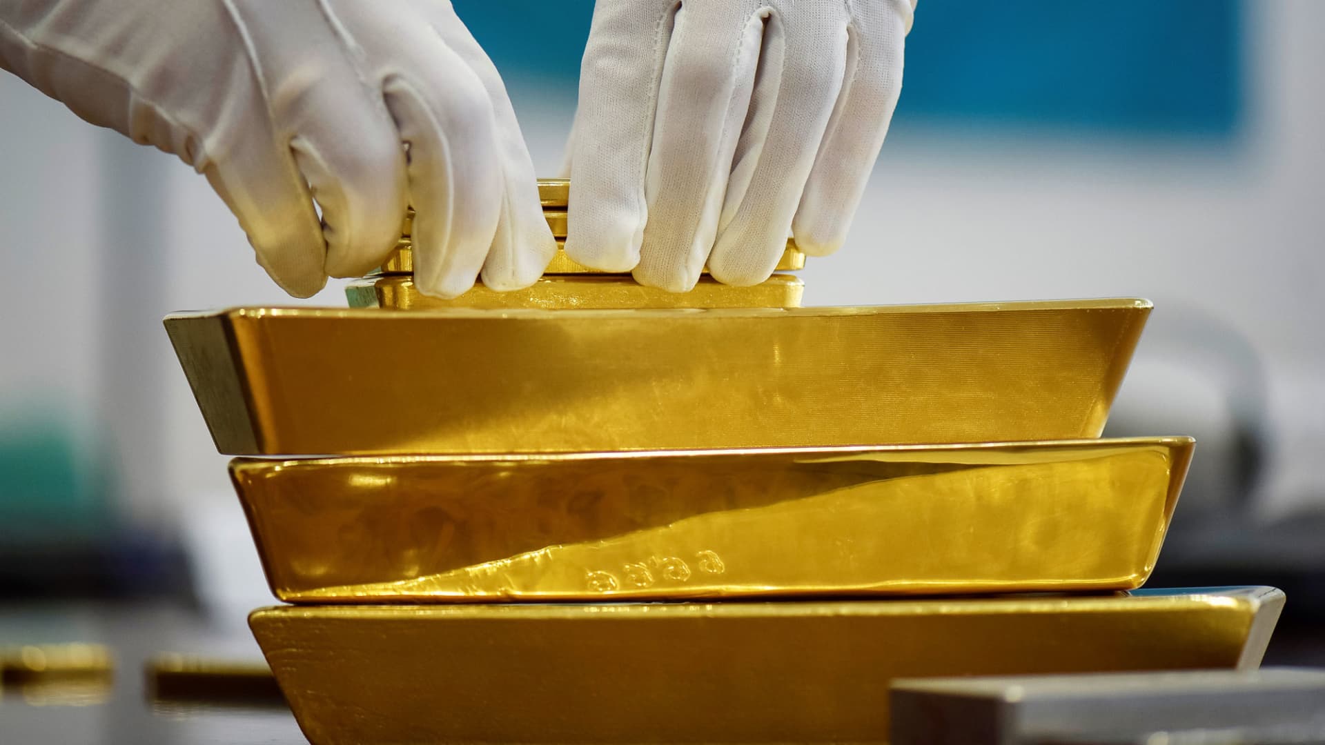 Gold good points 1% as greenback rally stalls