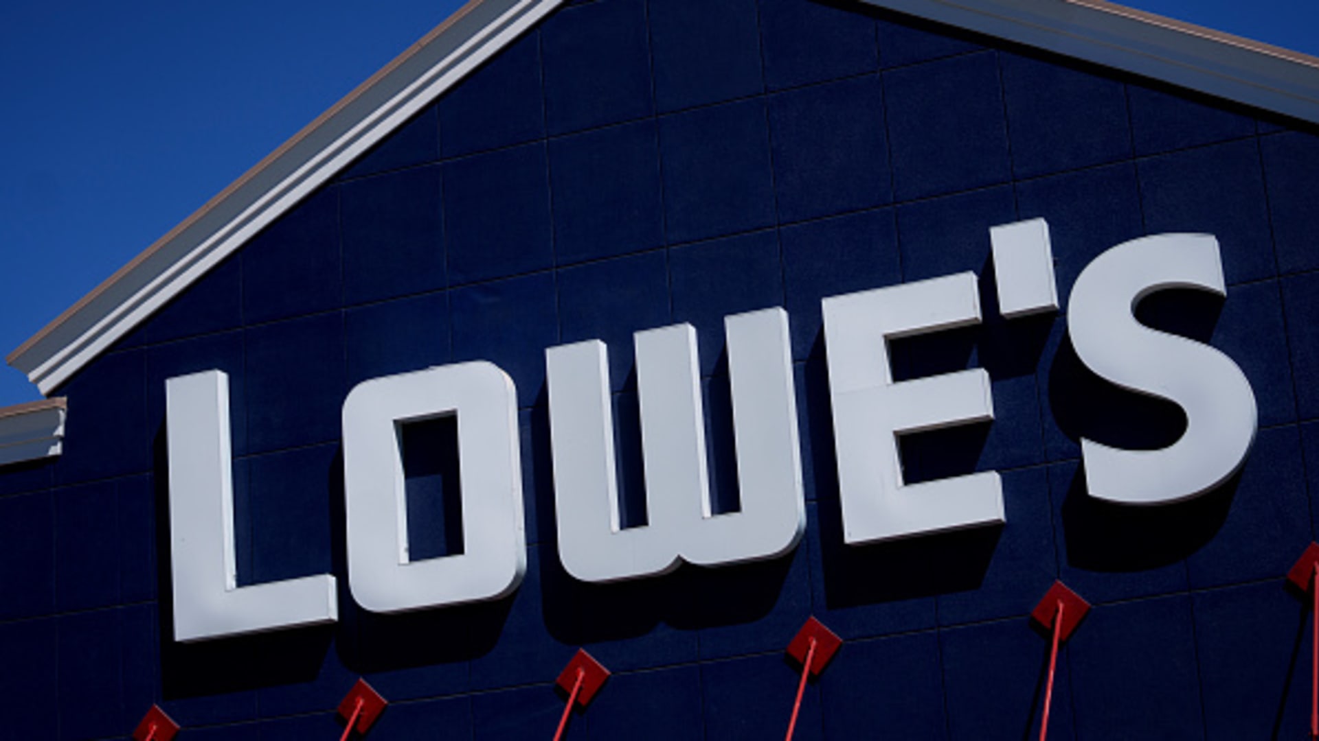 Lowe's beats on profits and hikes steering, however nonetheless expects gross sales to fall this 12 months