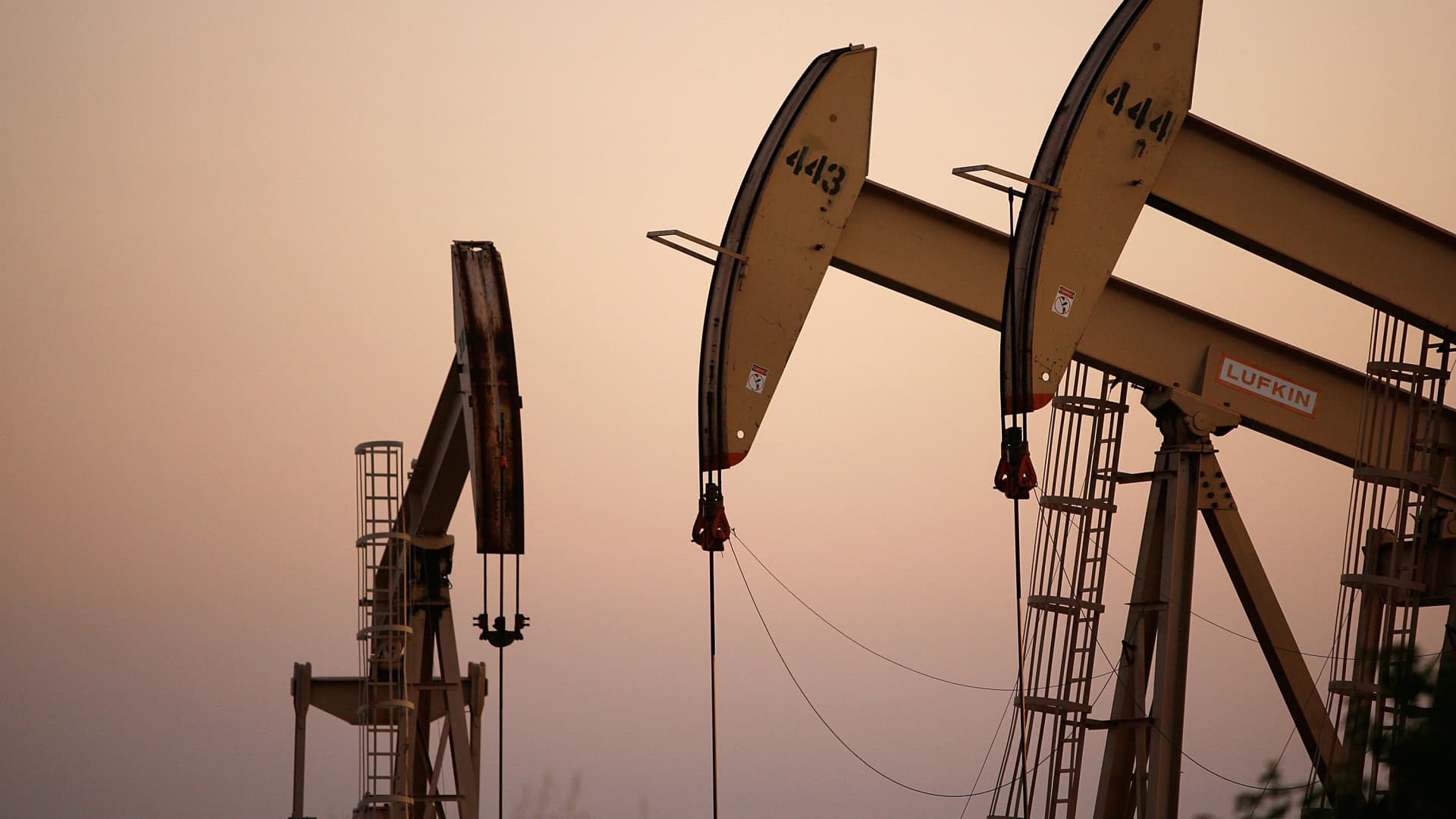 Oil trims losses on tight near-term provide